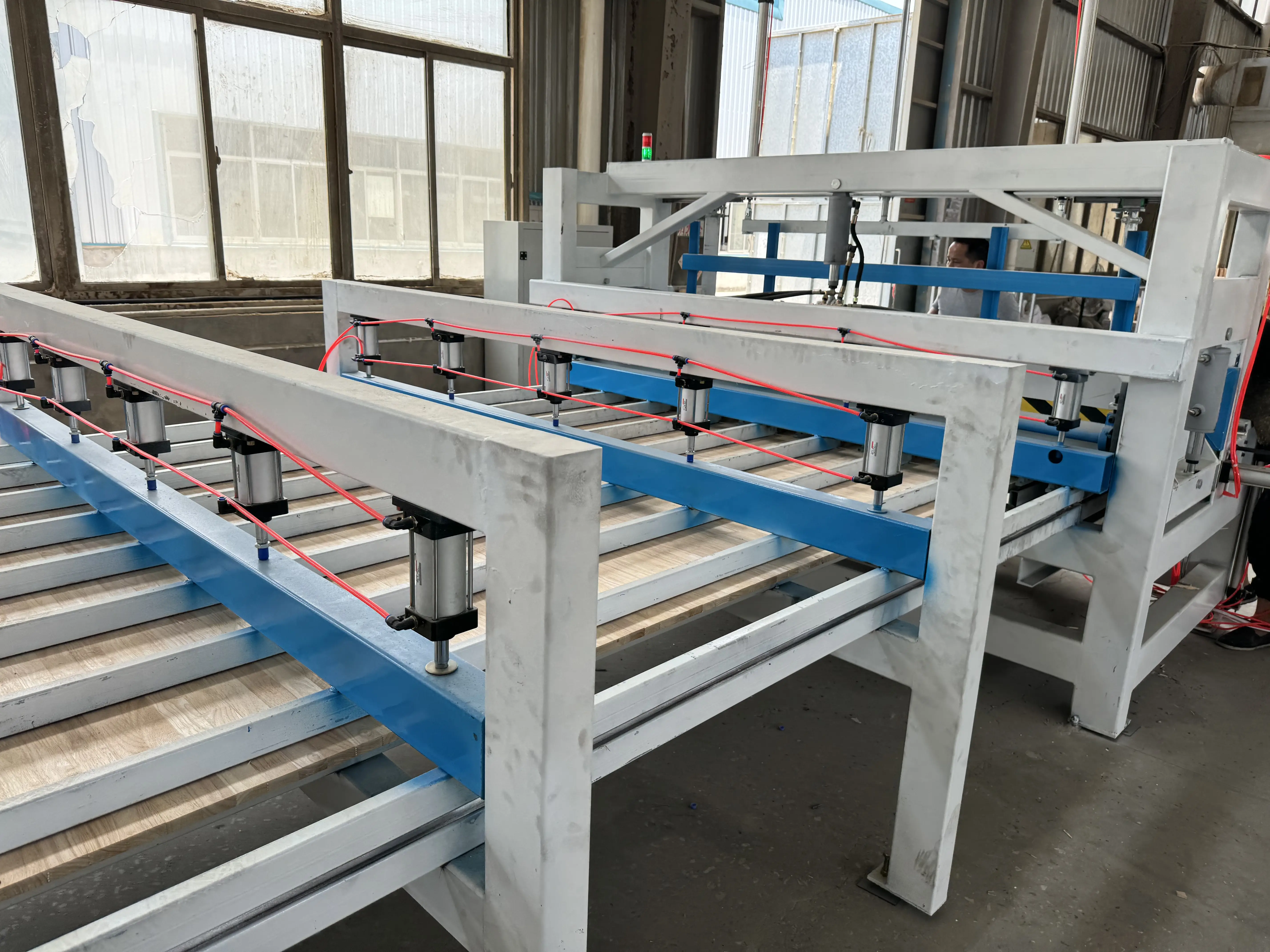 線條拼板機(jī)：直拼板機(jī) 專(zhuān)注細(xì)長(zhǎng)型材加工的專(zhuān)用拼板設(shè)備